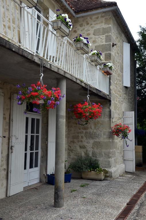 Chez Madeleine Acomodação com café da manhã Saint-Colomb-de-Lauzun Exterior foto